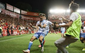 Los jugadores del Málaga celebran uno de los goles que le dieron el ascenso.