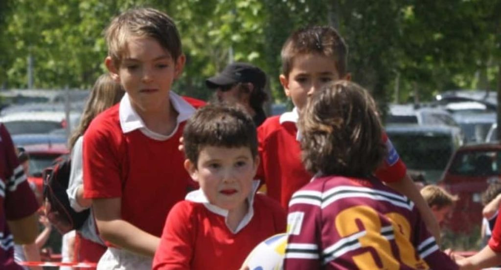 Niños del CDA y Alcobendas jugando.