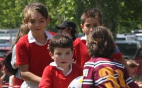 Niños del CDA y Alcobendas jugando.