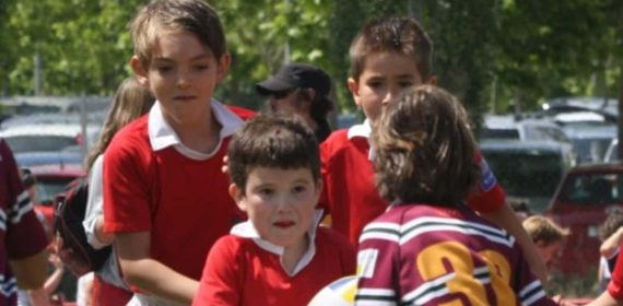 Niños del CDA y Alcobendas jugando.