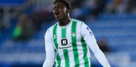 Nobel Mendy, en un partido del Betis.