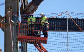 Dos obreros trabajan en los exteriores del Camp Nou.