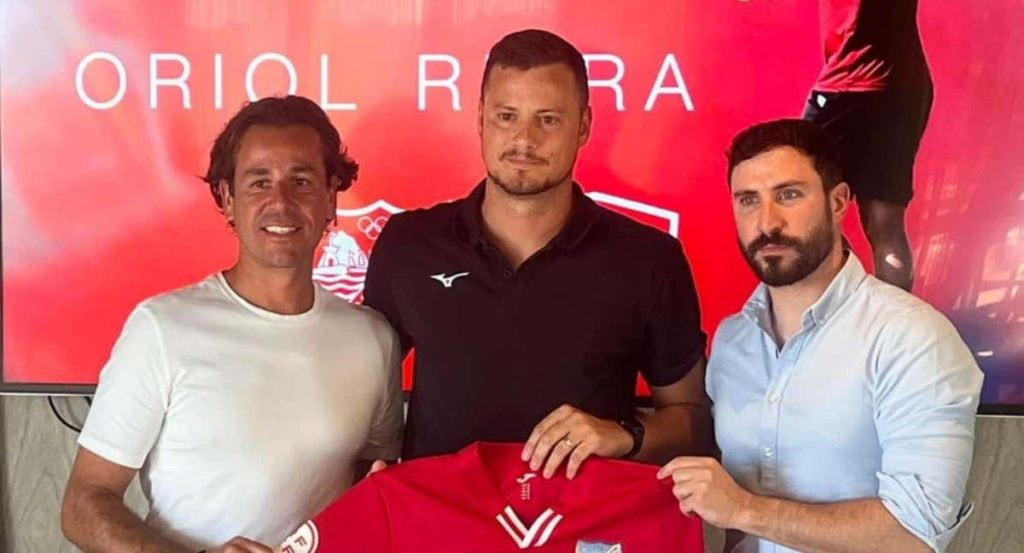 Oriol Riera (en el centro) posa con la camiseta del Estepona el día de su presentación.