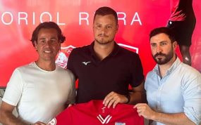 Oriol Riera (en el centro) posa con la camiseta del Estepona el día de su presentación.