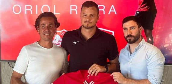Oriol Riera (en el centro) posa con la camiseta del Estepona el día de su presentación.