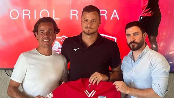 Oriol Riera (en el centro) posa con la camiseta del Estepona el día de su presentación.