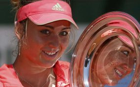Paula Badosa posa con el trofeo de Roland Garros junior en 2015.