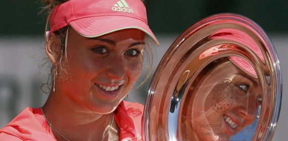 Paula Badosa posa con el trofeo de Roland Garros junior en 2015.