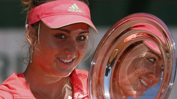 Paula Badosa posa con el trofeo de Roland Garros junior en 2015.