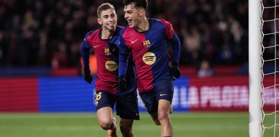 Pedri celebra el gol que le marcó al Atlético.