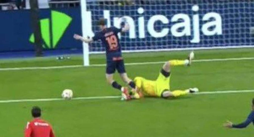 Lunin derriba a Swedberg en una acción que no fue sancionada como penalti.
