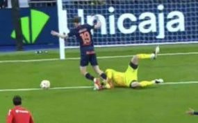 Lunin derriba a Swedberg en una acción que no fue sancionada como penalti.