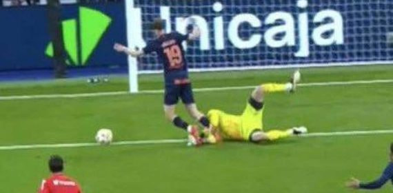 Lunin derriba a Swedberg en una acción que no fue sancionada como penalti.
