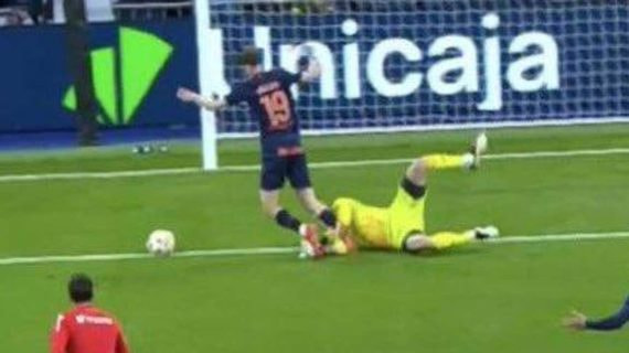 Lunin derriba a Swedberg en una acción que no fue sancionada como penalti.