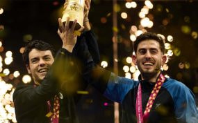 Coki Nieto y Jon Sanz con el título en Barcelona.