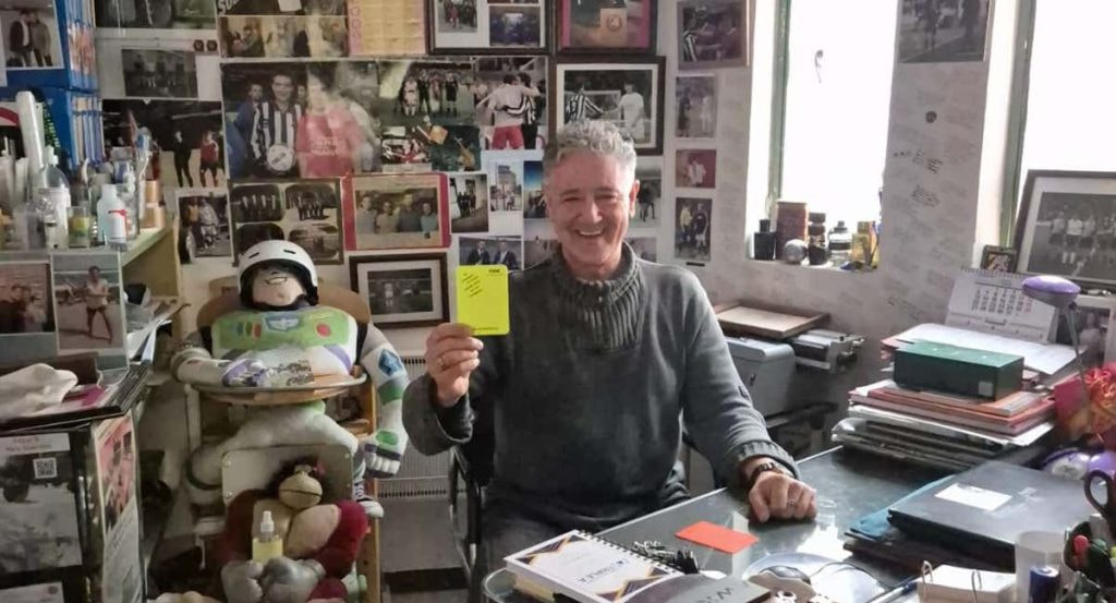 Rafa Guerrero, mítico linier de los años 90 y conserje desde hace 34 años del Colegio Trepalio de León.