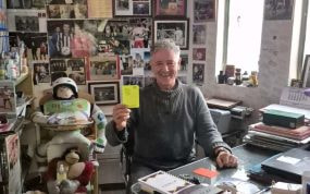 Rafa Guerrero, mítico linier de los años 90 y conserje desde hace 34 años del Colegio Trepalio de León.