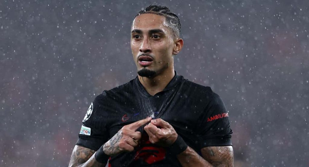 Raphinha marcó un doblete ante el Benfica.