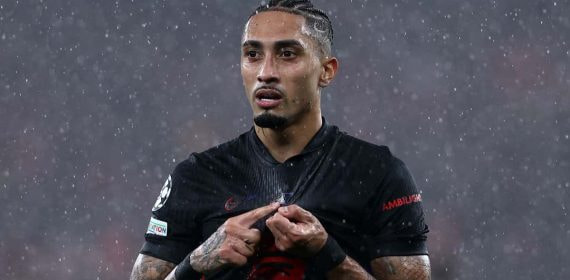 Raphinha marcó un doblete ante el Benfica.