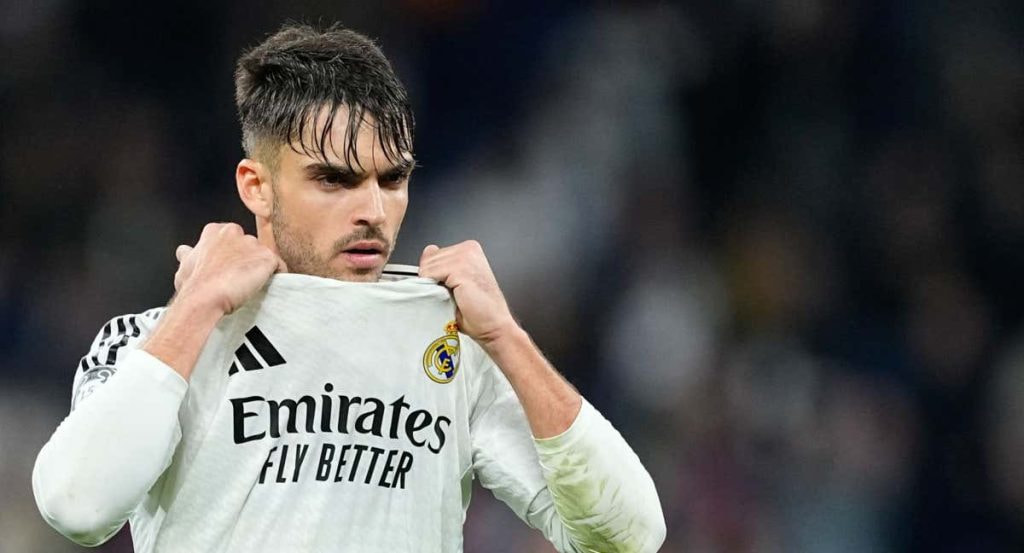 Raúl Asencio, durante un partido del Real Madrid en el Bernabéu.