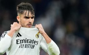 Raúl Asencio, durante un partido del Real Madrid en el Bernabéu.