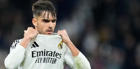 Raúl Asencio, durante un partido del Real Madrid en el Bernabéu.