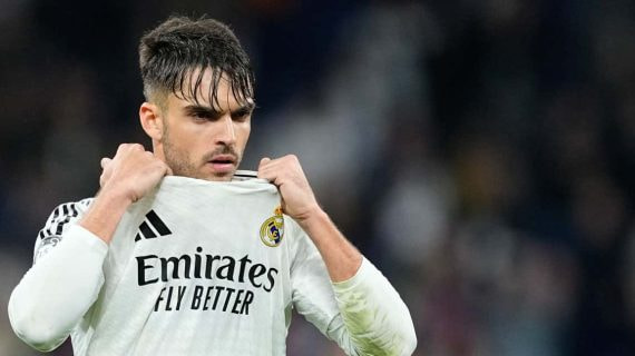 Raúl Asencio, durante un partido del Real Madrid en el Bernabéu.