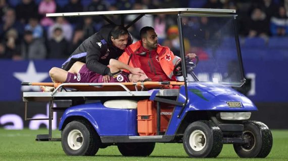 Raúl Moro, el viernes, abandonan el 'cochecito' el RCDE Stadium en el Espanyol-Valladolid.