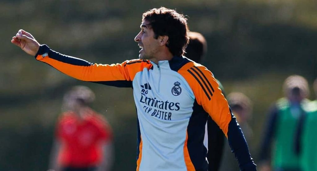 Raúl da instrucciones desde la banda durante un partido del Castilla.