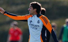 Raúl da instrucciones desde la banda durante un partido del Castilla.