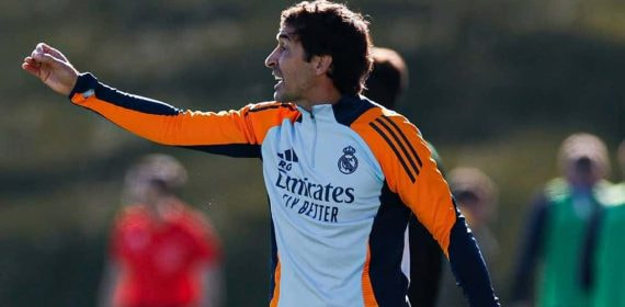 Raúl da instrucciones desde la banda durante un partido del Castilla.