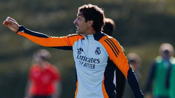 Raúl da instrucciones desde la banda durante un partido del Castilla.