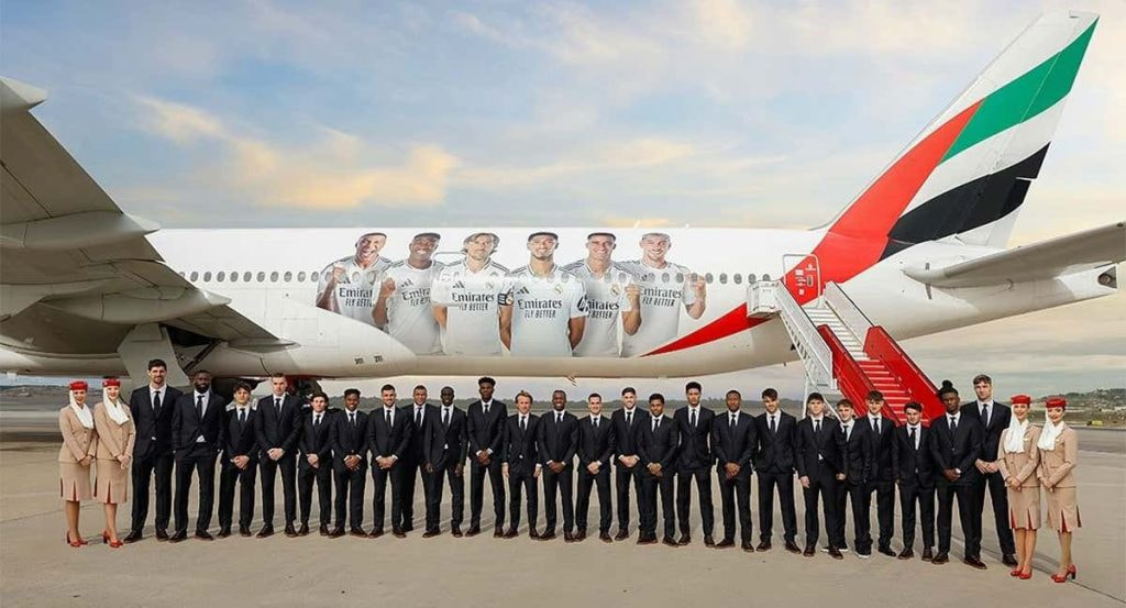 El Real Madrid antes de viajar en su avión a Arabia.
