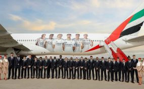 El Real Madrid antes de viajar en su avión a Arabia.