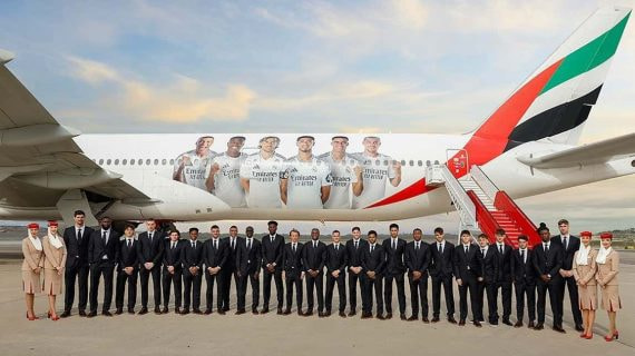El Real Madrid antes de viajar en su avión a Arabia.