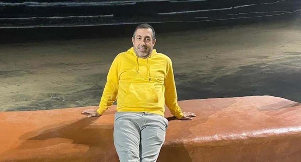 Toni Robaina, en la actualidad, posa tranquilo y feliz en la playa de Las Canteras.