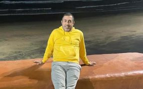 Toni Robaina, en la actualidad, posa tranquilo y feliz en la playa de Las Canteras.