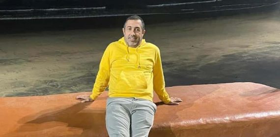 Toni Robaina, en la actualidad, posa tranquilo y feliz en la playa de Las Canteras.