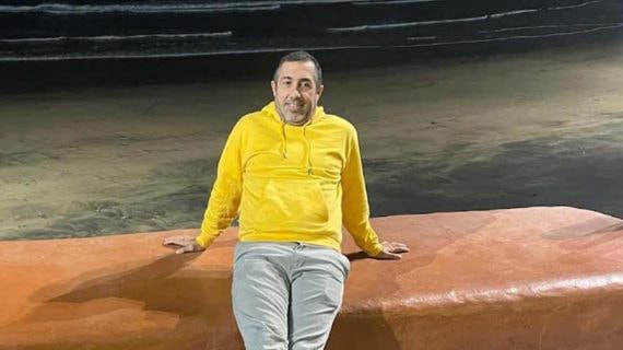 Toni Robaina, en la actualidad, posa tranquilo y feliz en la playa de Las Canteras.
