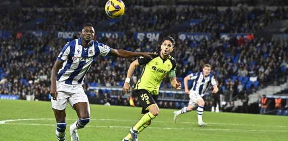 Sadiq se dispone a rematar un balón ante la atenta mirada de Bartra en un Real Sociedad-Betis.