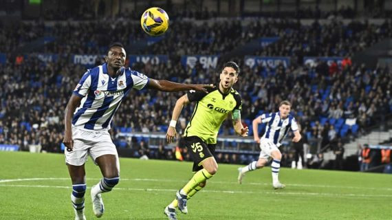 Sadiq se dispone a rematar un balón ante la atenta mirada de Bartra en un Real Sociedad-Betis.