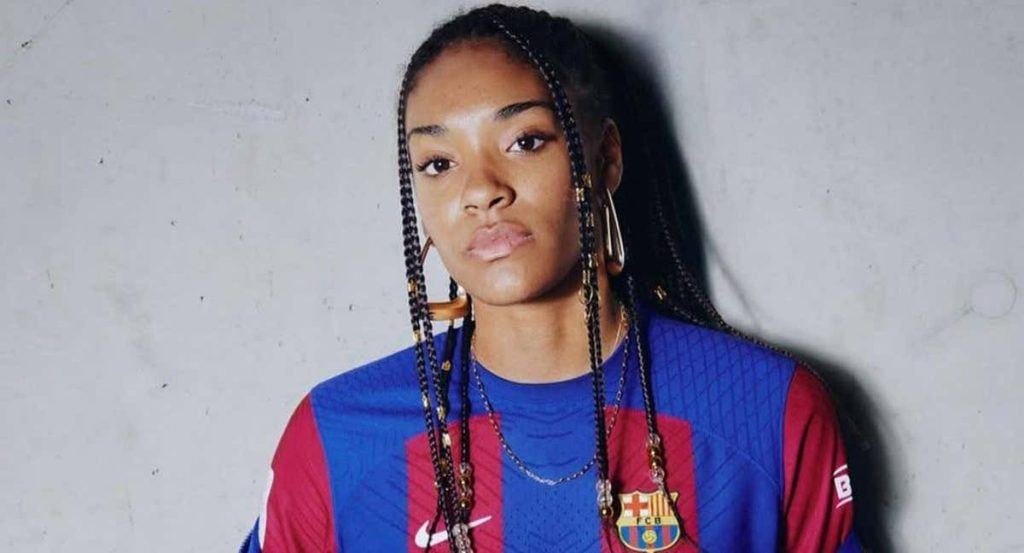 Salma Paralluelo, jugadora del Barça, posa en una sesión de fotos del club azulgrana.