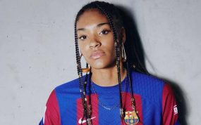 Salma Paralluelo, jugadora del Barça, posa en una sesión de fotos del club azulgrana.