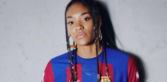 Salma Paralluelo, jugadora del Barça, posa en una sesión de fotos del club azulgrana.