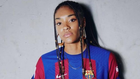 Salma Paralluelo, jugadora del Barça, posa en una sesión de fotos del club azulgrana.