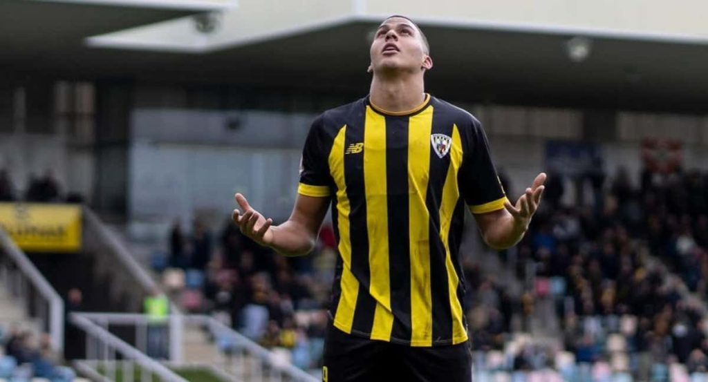 Sannadi celebra un tanto con el Barakaldo.