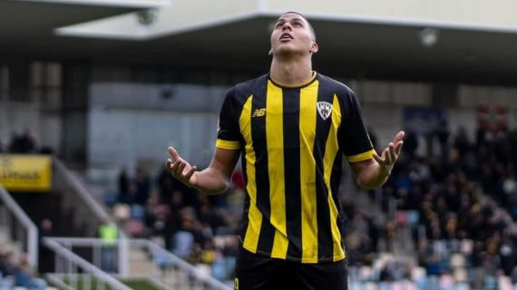 Sannadi celebra un tanto con el Barakaldo.