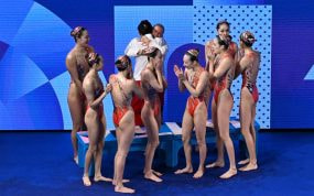Anna Tarrés celebra la medalla de oro en los Juegos de París rodeada de las nadadoras.