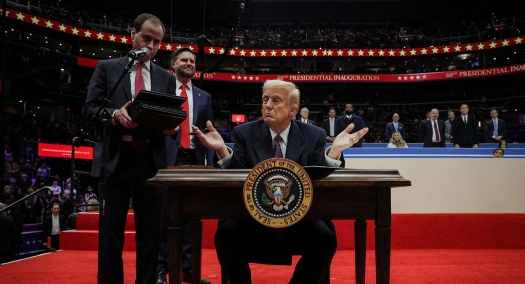 Donald Trump firma sus primeras órdenes ejecutivas como presidente de Estados Unidos.