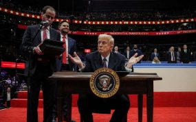 Donald Trump firma sus primeras órdenes ejecutivas como presidente de Estados Unidos.